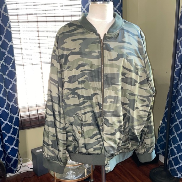 Torrid Camo Bomber Jacket Size 4 - Picture 1 of 7